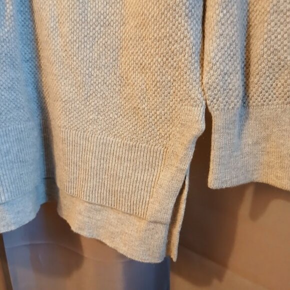 GAP Pointelle Sweater Top women M Gray Light crochet knit Raglan long sleeve EUC - Picture 5 of 9